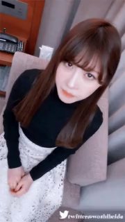 小女友很怕生摀著臉不給拍，只好用棒棒好好開通她